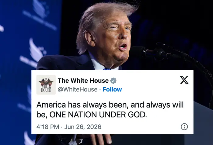 Donald Trump taler ved et podium under en formell begivenhet og henvender seg til et publikum
