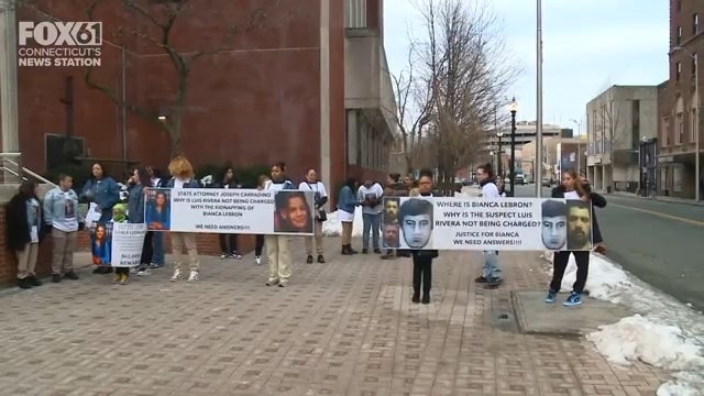 Folk som holder skilt ved en protest som søker rettferdighet for Bianca Lebron, og stiller spørsmål ved hvorfor den mistenkte ikke er siktet