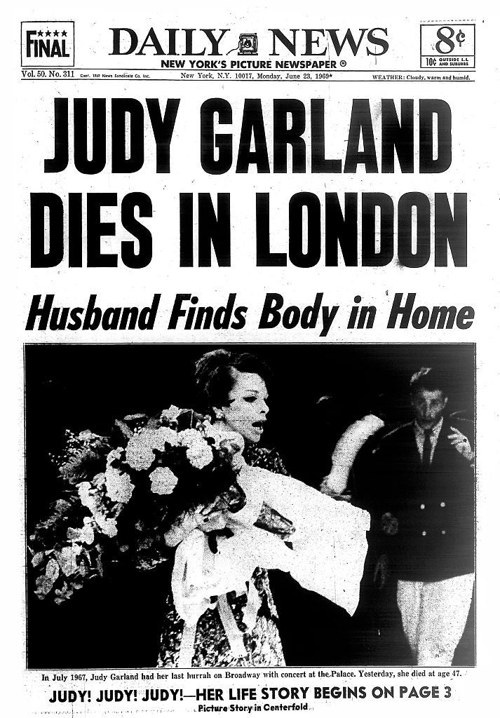 Avisforside med stor overskrift: "Judy Garland Dies in London." Bildet viser Garland som holder blomster. Ektemannen fant kroppen hennes hjemme