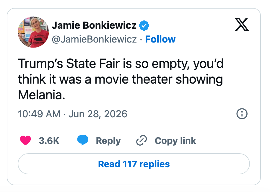 Tweet av Jamie Bonkiewicz sammenligner spøkefullt en tom statsmesse med en kino som viser Melania