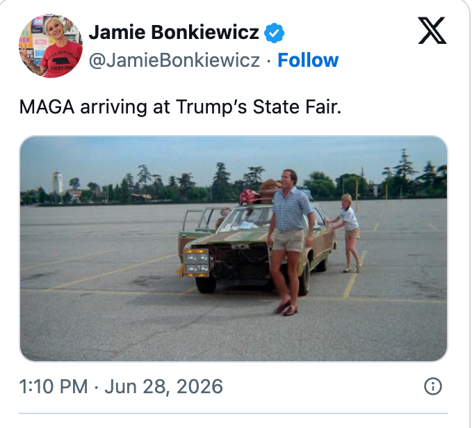 Skjermbilde av en tweet av Jamie Bonkiewicz med en humoristisk bildetekst om en person som ankommer en statsmesse, med noen i shorts ved siden av en bil