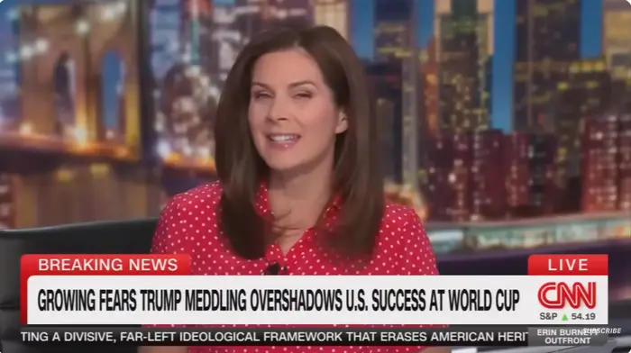 Nyhetsanker diskuterer bekymringer for at Trump overskygger USAs verdensmesterskapsuksess. CNN-sendingen inkluderer relaterte tekstoverskrifter på skjermen