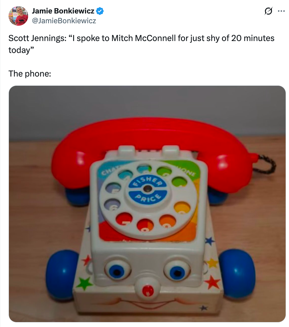 Toy roterende telefon med et rødt håndsett, referert humoristisk i en tweet om en kort samtale med Mitch McConnell