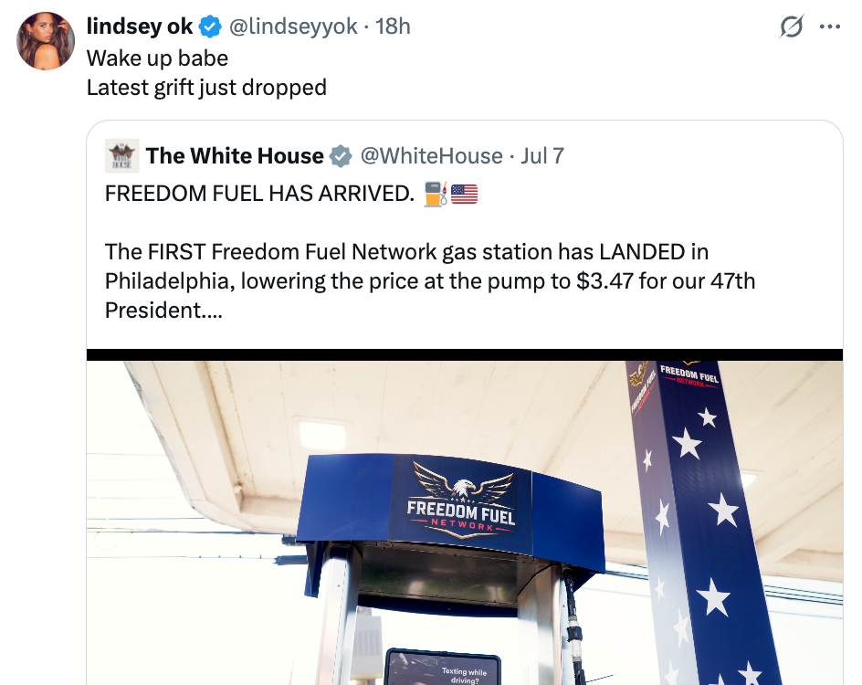 Tweet som håner et fiktivt "Freedom Fuel Network" kunngjøring om bensinstasjon fra Det hvite hus, som antyder at det er en grusomhet