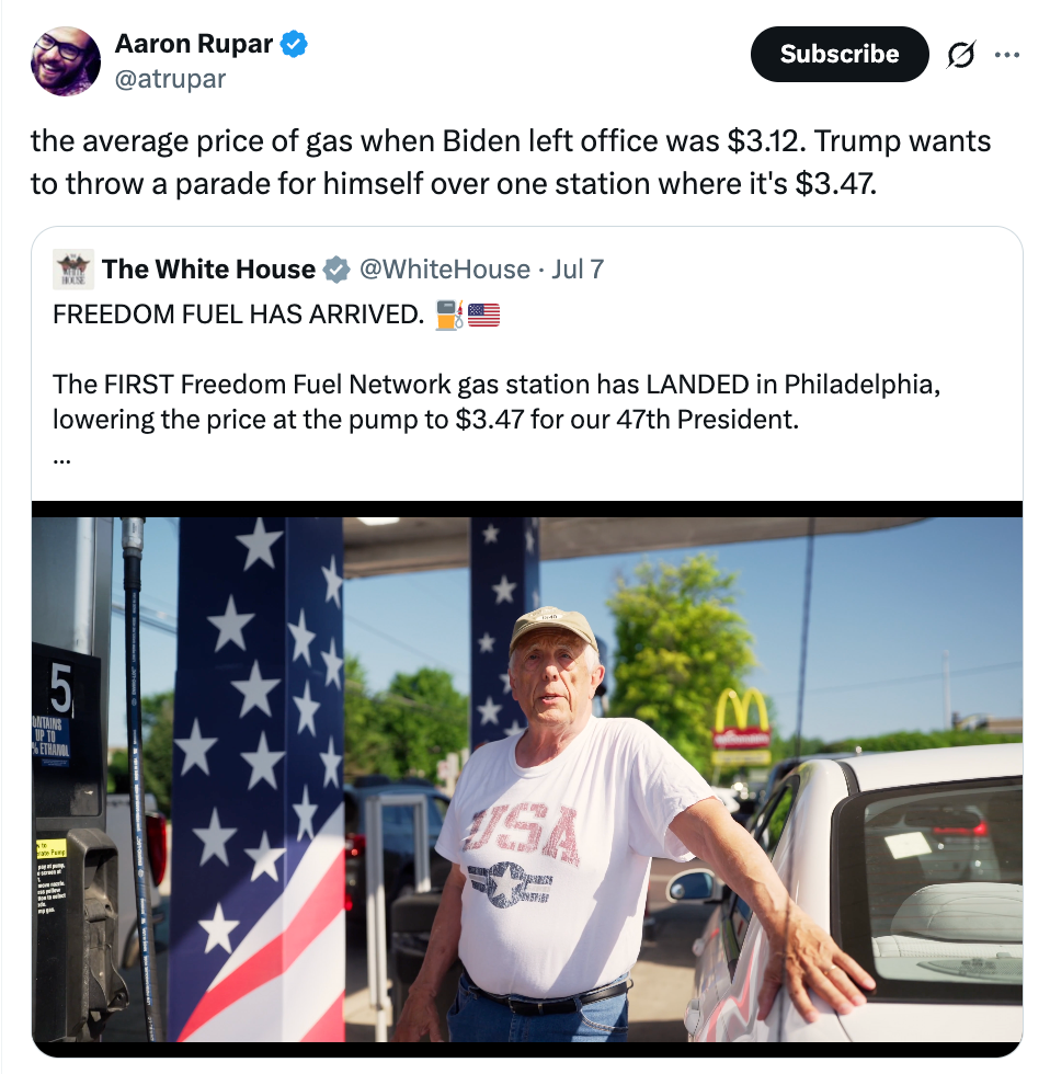 Tweet av Aaron Rupar som kommenterer bensinpriser, med et bilde av en person nær en bensinstasjon som tilbyr drivstoff til $3,47 per gallon