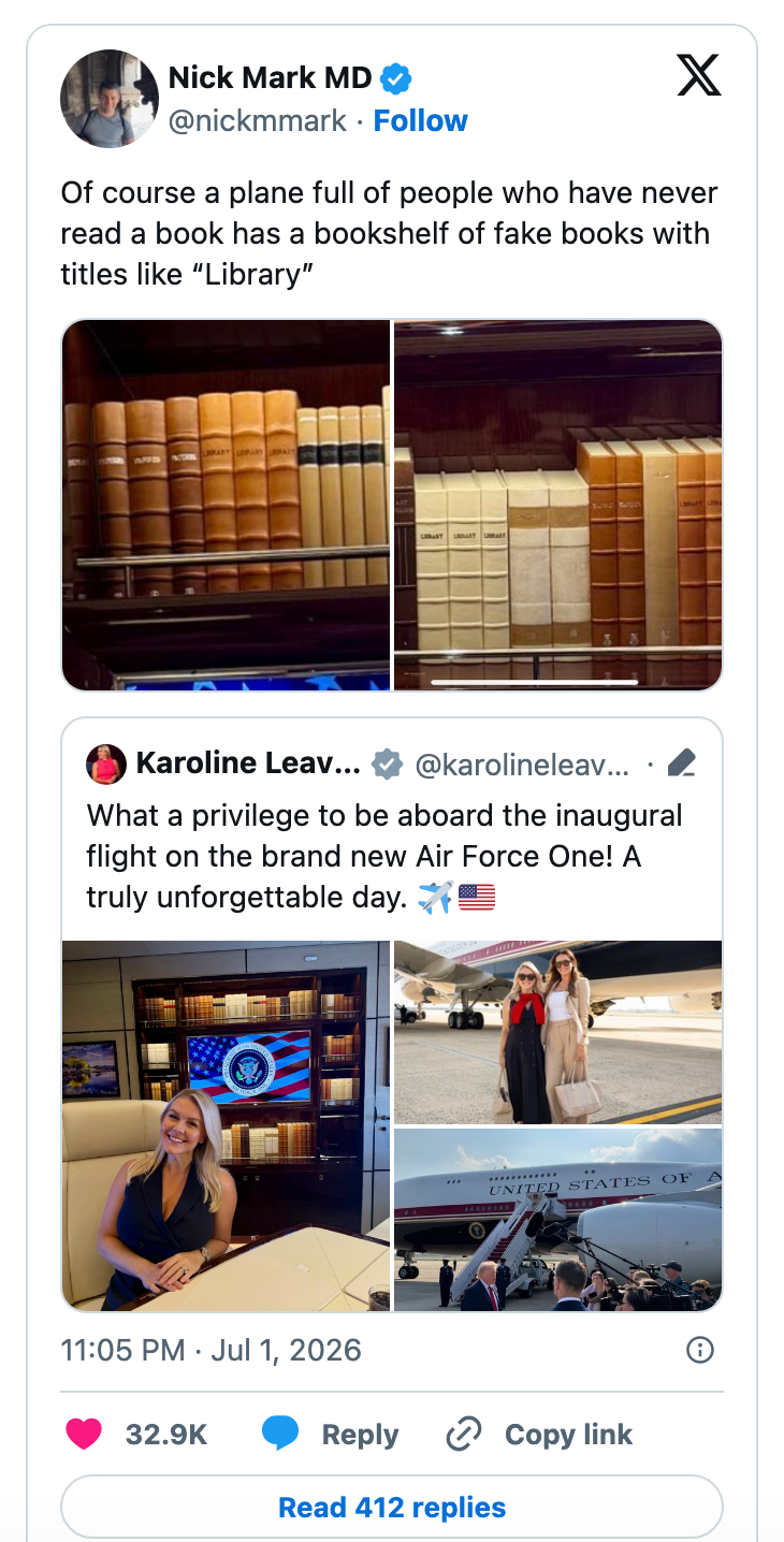 En tweet vitser om flypassasjerer og falske bøker. Nedenfor beskriver en tweet en innledende flytur på Air Force One med relaterte bilder