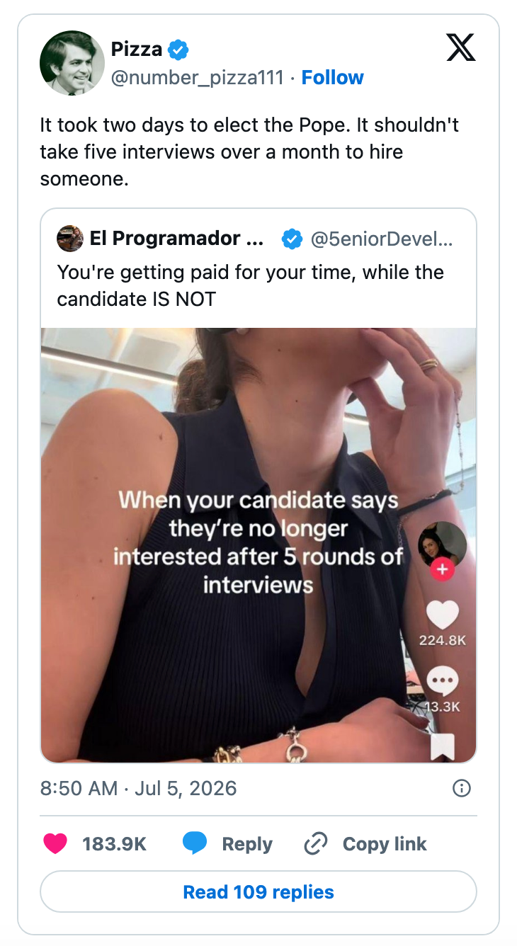 Tweet som viser en person som ser gjennomtenkt ut, med tekstoverlegg som på humoristisk vis sammenligner tiden for å velge paven med lange jobbintervjuprosesser