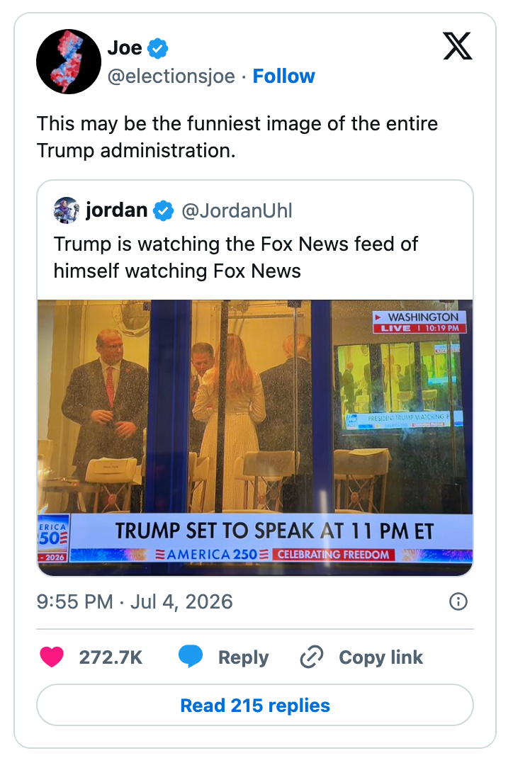 Tweet av Trump som ser på seg selv på Fox News mens han forbereder seg til en tale; bildetekst som potensielt det morsomste bildet av administrasjonen hans