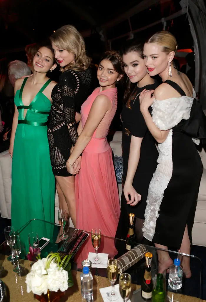 Odeya Rush, Taylor Swift, Sarah Hyland, Hailee Steinfeld og Jaime King i stilige kjoler poserer sammen på et arrangement, smiler og omfavner hverandre