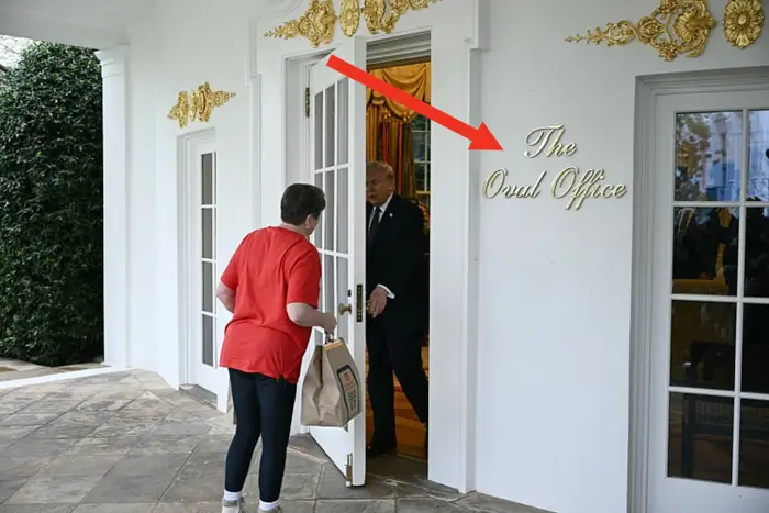 En person med en bag nærmer seg en åpen dør til det ovale kontoret, hvor noen venter på innsiden