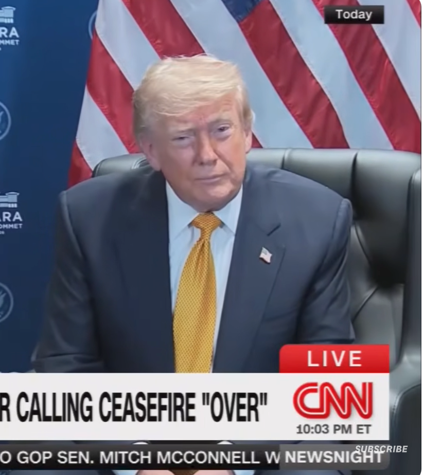 En person i dress med gult slips dukker opp på en nyhetssending fra CNN, sittende foran USAs flagg