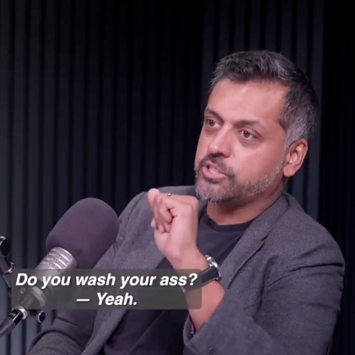 En person i et podcaststudio gestikulerer mens han diskuterer hygiene, med undertekster: "Vasker du rumpa?" – "Ja."