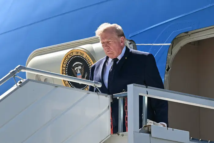 Donald Trump flytrapper, nær en sel knyttet til presidentens kontor