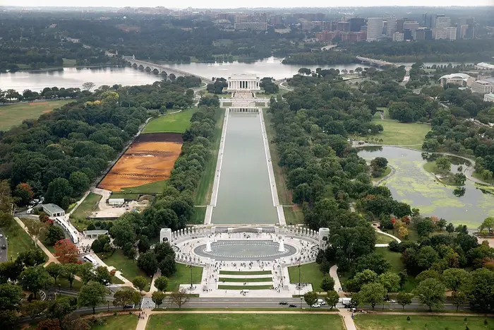 Luftfoto av National Mall i Washington, DC, med Lincoln Memorial Reflecting Pool, omgitt av trær og parkområder
