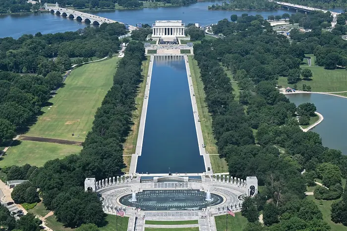Luftfoto av National Mall i Washington, DC, med Lincoln Memorial, Reflecting Pool og World War II Memorial omgitt av trær