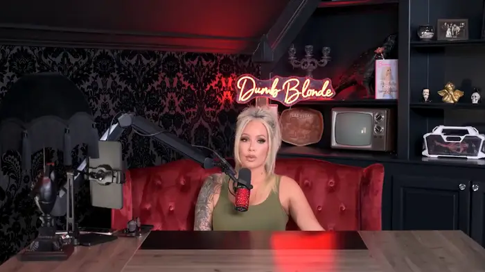Person i et podcaststudio med