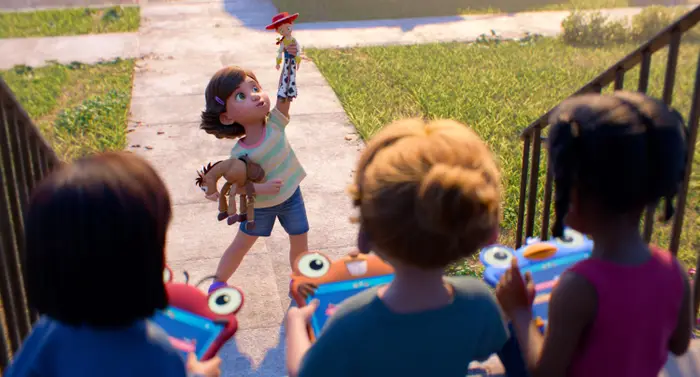 Child holder Woody fra Toy Story mens tre barn med nettbrett ser på. Scenen er ute på et fortau