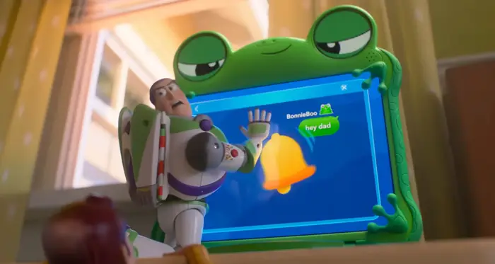 Buzz Lightyear samhandler med et lekenettbrett med froskedesign og meldingsvarsling