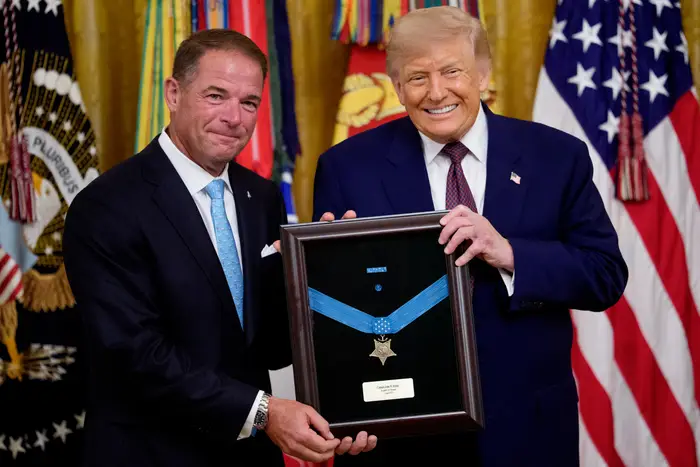 USAs president Donald Trump presenterer æresmedaljen,