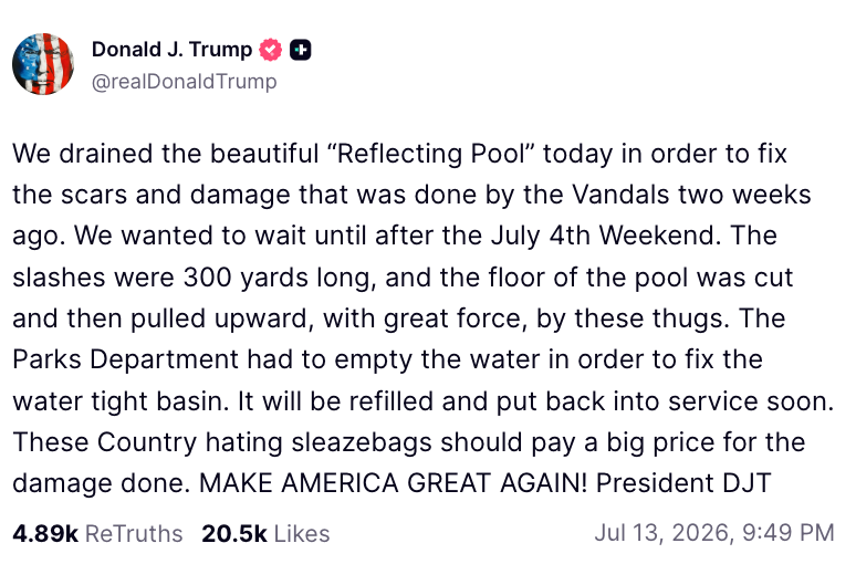 Bilde av en tweet av Donald J. Trump. Den diskuterer hærverk ved et reflekterende basseng og oppfordrer Amerika til å holde de ansvarlige ansvarlige