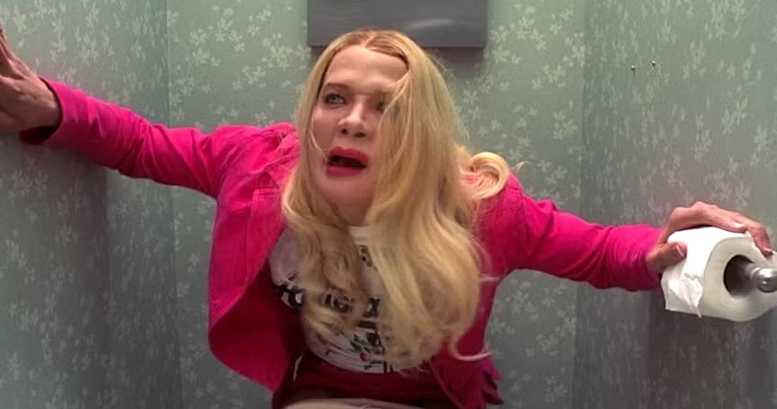 Scene i White Chicks der Marlon Wayans, forkledd som en hvit kvinne, griper tak i veggene i en baderomsbod mens han bæser