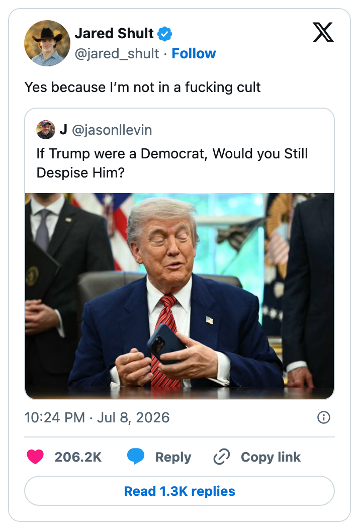 Tweet av Jared Shult som svarer på et spørsmål om Trump, og sier at han ikke er i en sekt