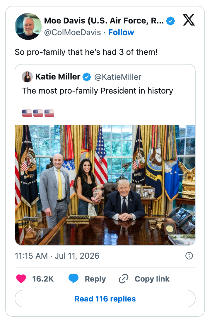 Tweet med et sitat som antyder at en politisk skikkelse er veldig familievennlig, med et bilde av fire personer i et rom som ser offisielt ut
