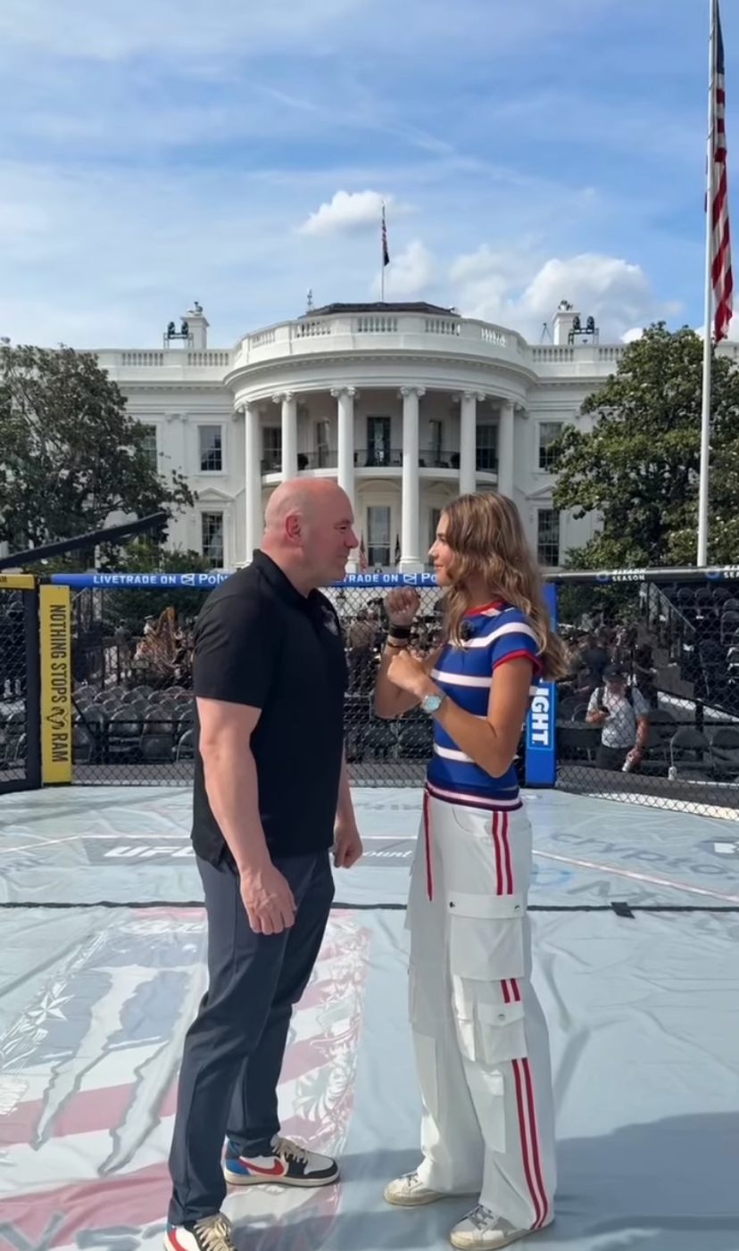 To personer møter hverandre i en UFC-oktagon med Det hvite hus i bakgrunnen. Man har på seg sporty, fritidsklær; den andre har på seg polo og bukser