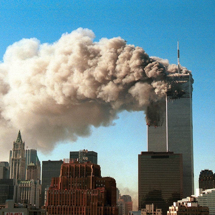 Det kommer røyk fra tvillingtårnene i New York City under angrepene 11. september