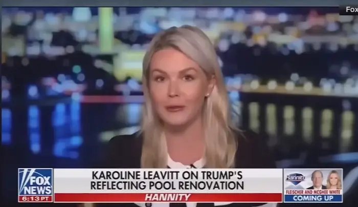 En nyhetssending viser Karoline Leavitt som diskuterer Trumps reflekterende bassengrenovering, med en overskrift om Pirro og Burgum i Det hvite hus