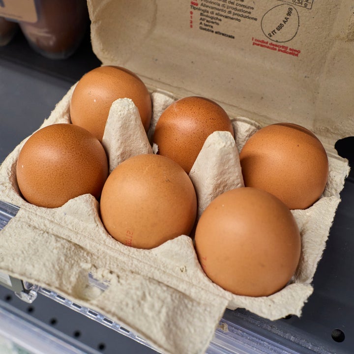 Egg i en sekspakningskartong på en supermarkedshylle
