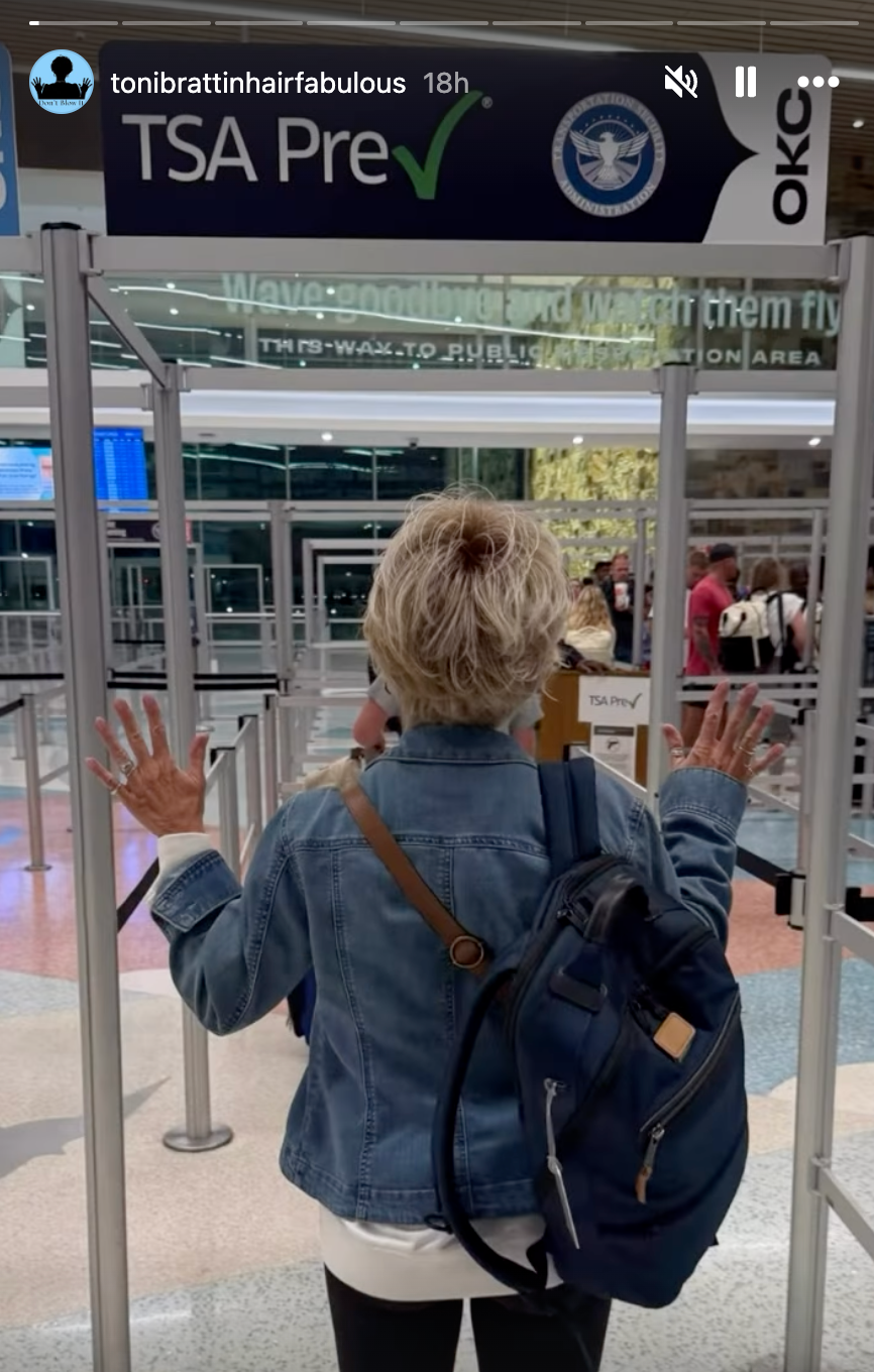 Person med ryggsekk vendt mot TSA PreCheck-området på en flyplass