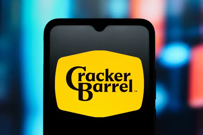 Cracker Barrel-logoen vises på en smarttelefonskjerm mot en uskarp bakgrunn
