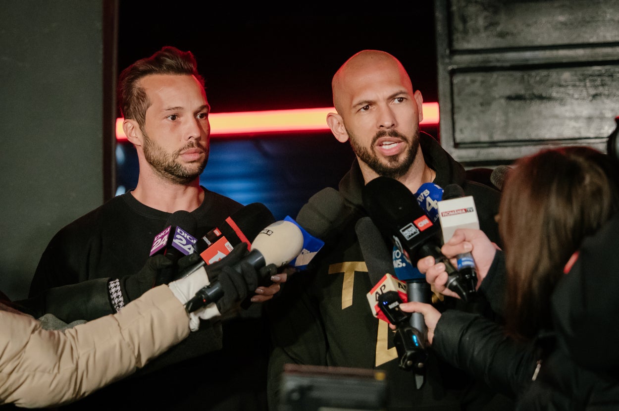"Jeg har aldri vært mer tørr": Andrew Tate-supportere som gjør push-ups for å protestere, har låst opp et nytt nivå av ick