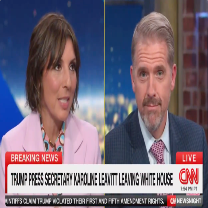 To nyhetsankere som diskuterer "Trump Press Secretary Karoline Leavitt Leaving White House" på CNN, med breaking news banner