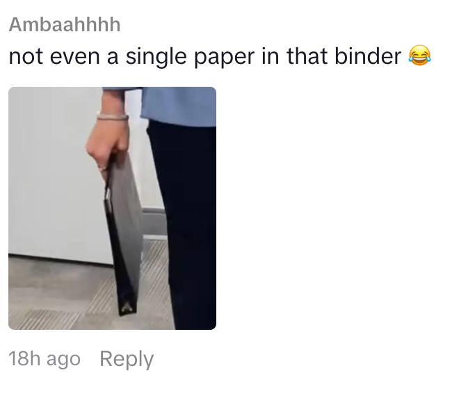 Person som holder en tom perm sidelengs; bildetekst på humoristisk vis at det ikke er papir inni, med en lattermild emoji