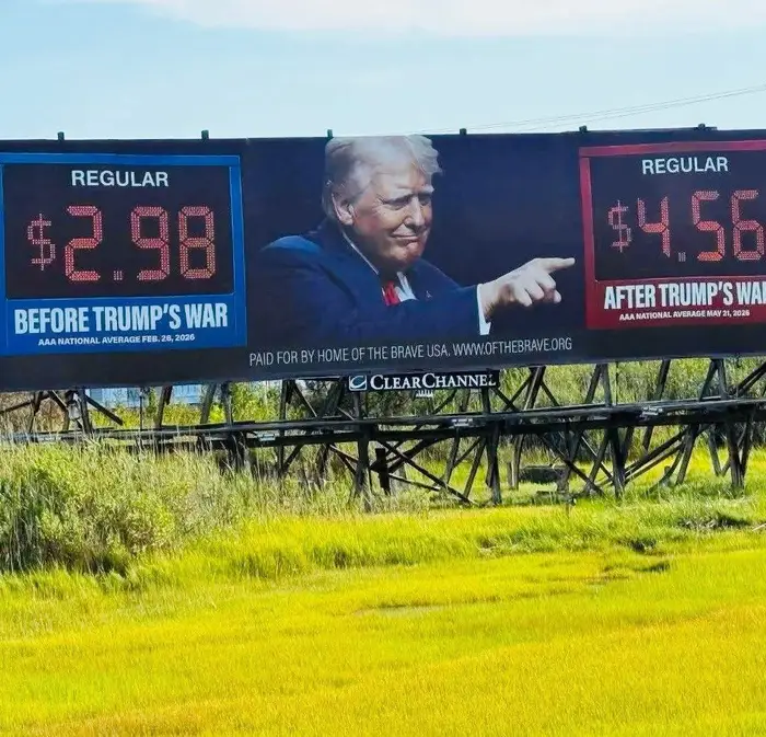 Billboard som sammenligner bensinpriser: