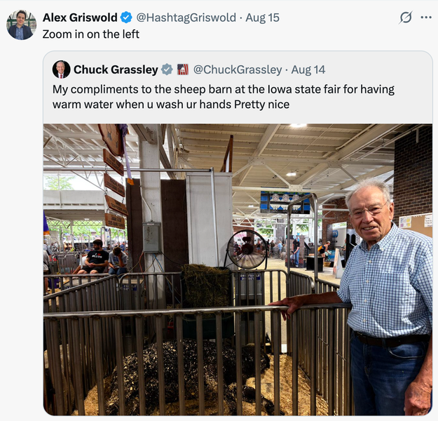 Tweet som viser Chuck Grassley i sauefjøset i Iowa State Fair, som komplimenterer det varme vannet for håndvask