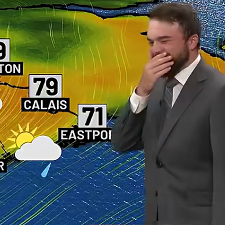 Meteorolog i dress smiler og dekker munnen på direkte værmelding. Temperaturer og regn vises for forskjellige byer