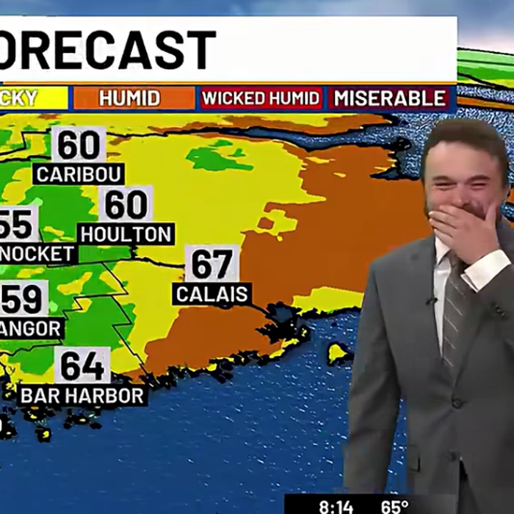 Værprogramleder ler under et varsel med et kart som viser forskjellige temperaturer i Maine