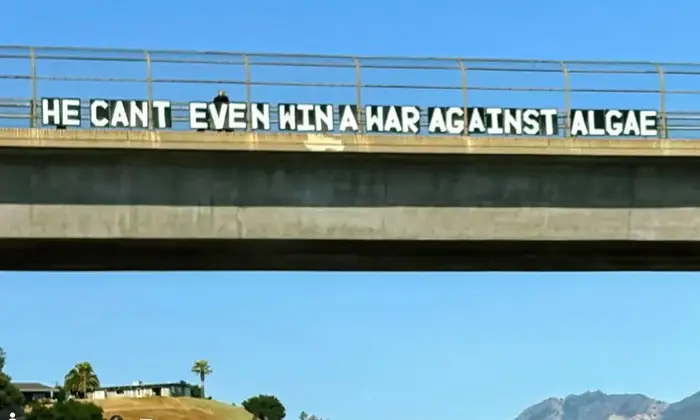 En bro viser store bokstaver som sier: