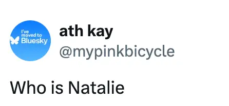 Profilbilde med tekst: "Jeg har flyttet til Bluesky," brukernavn "@mypinkbike," og et spørsmål, "Hvem er Natalie."