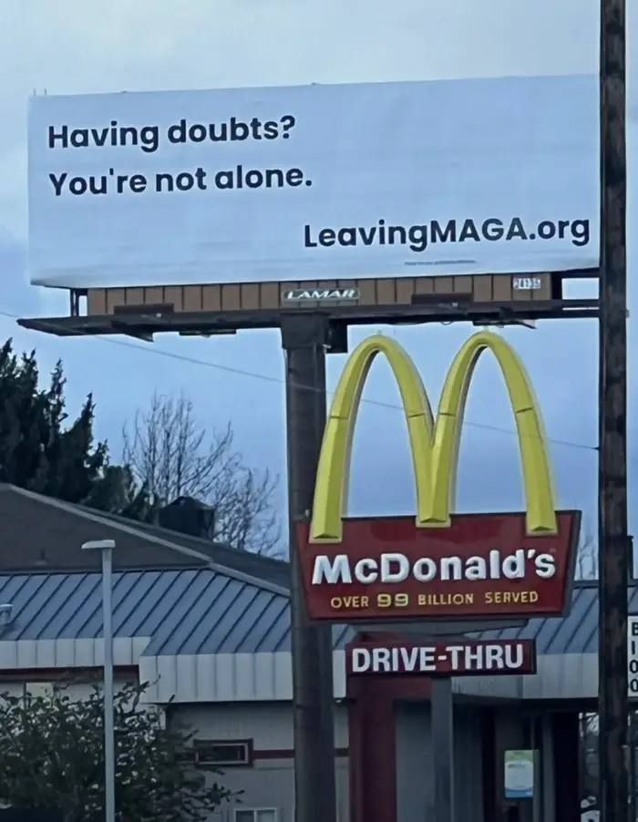 Reklametavle over McDonald's-skiltet som lyder: «Tviler du? Du er ikke alene. LeavingMAGA.org"