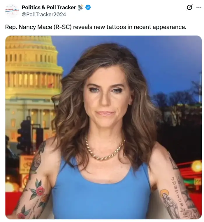 En person med langt hår, i en ermeløs topp, viser flere armtatoveringer. Bildeteksten nevner rep. Nancy Mace som avslører nye tatoveringer