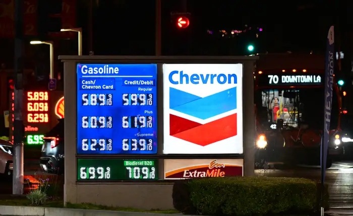 Bensinstasjonsskilt som viser Chevron-drivstoffpriser fra $5,89 til $7,09 for forskjellige betalingsmetoder
