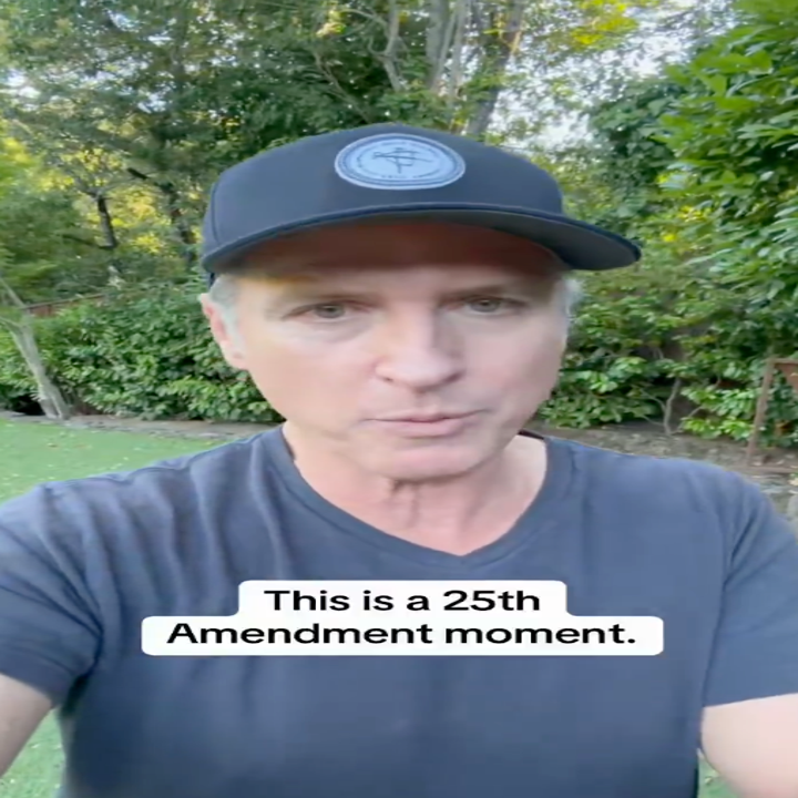 Person som har på seg en svart caps og t-skjorte i en hage, med teksten "This is a 25th Amendment moment."