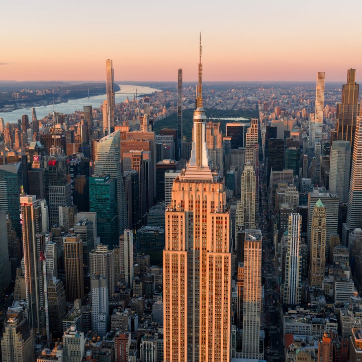 Luftfoto av New York Citys skyline med Empire State Building fremtredende i forgrunnen ved solnedgang