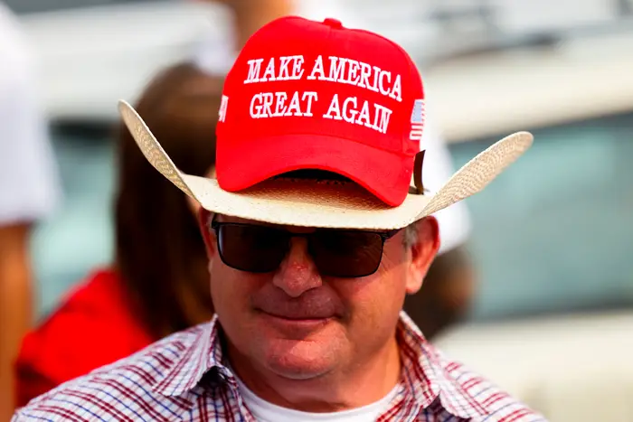 Person som har på seg en cowboyhatt og en