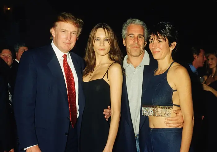 Donald og Melania Trump står sammen med Jeffrey Epstein og Ghislaine Maxwell