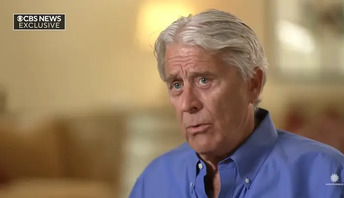 Mann i en skjorte med blå krage gir et eksklusivt intervju med CBS News innendørs